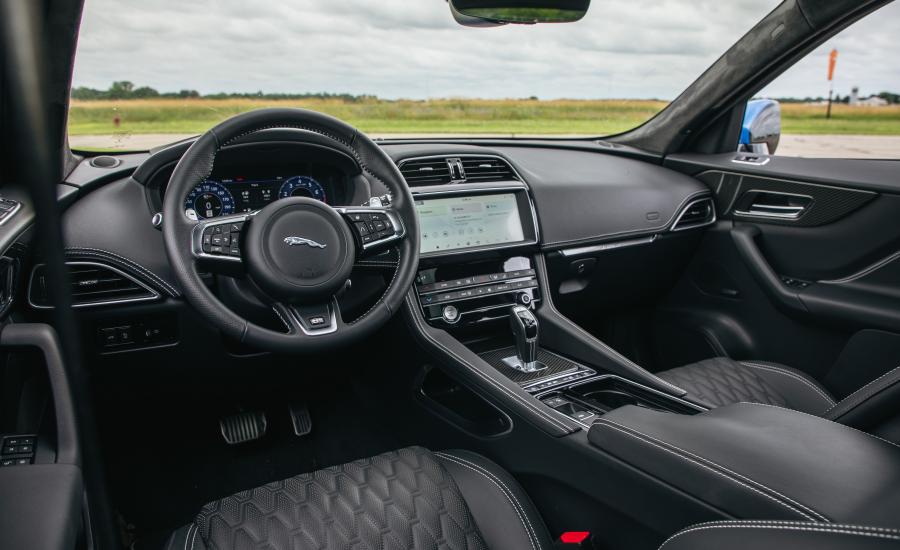 Торпедо Jaguar F-Pace SVR 2018 года  (NA) (фото 38 из 40)